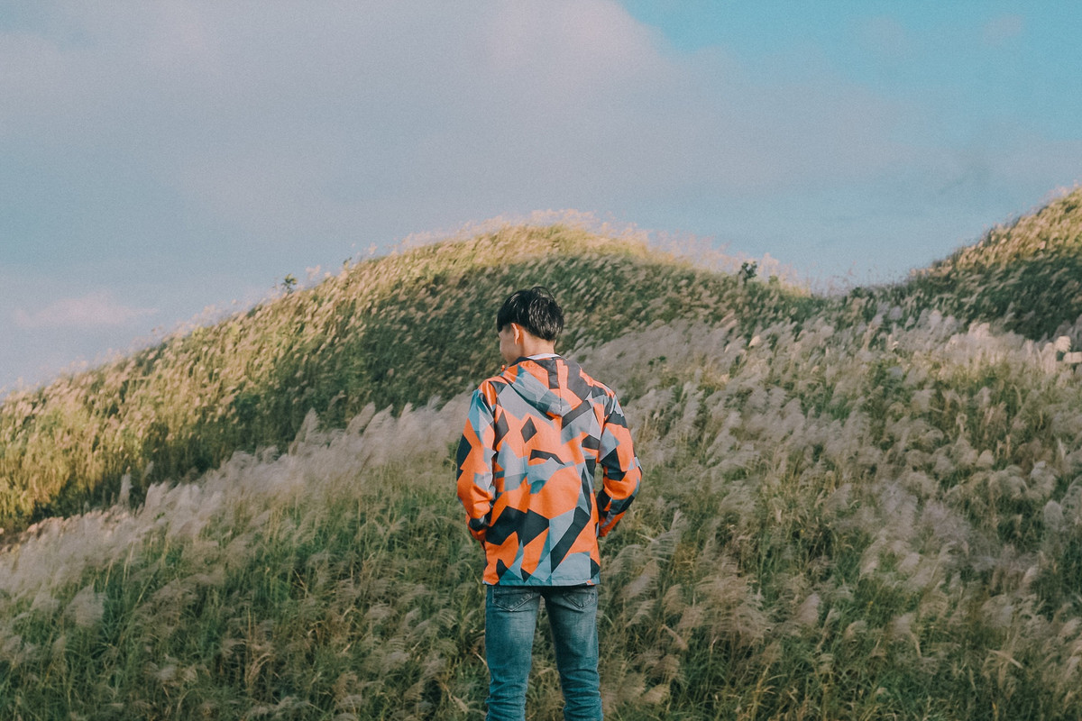 Đến nơi đây chắc chắn rằng nhiều du khách sẽ phải trầm trồ vì khung cảnh đẹp ngoài sức tưởng tượng của cánh đồng hoa lau trải dài hai bên, chỉ cần đưa tay ra là bạn đã có thể ôm trọn những dải đồi trắng muốt vào lòng mình. Ảnh: Nguyễn Đức Công