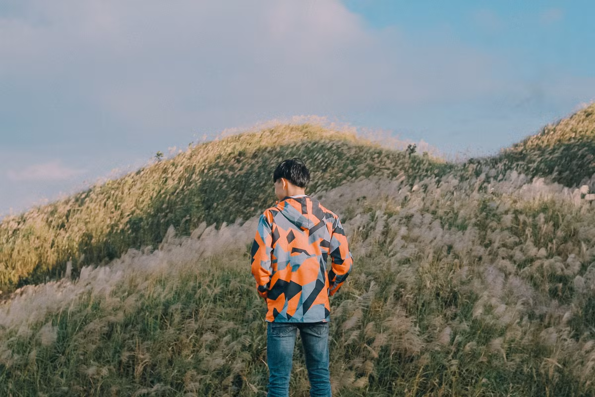 Đến nơi đây chắc chắn rằng nhiều du khách sẽ phải trầm trồ vì khung cảnh đẹp ngoài sức tưởng tượng của cánh đồng hoa lau trải dài hai bên, chỉ cần đưa tay ra là bạn đã có thể ôm trọn những dải đồi trắng muốt vào lòng mình. Ảnh: Nguyễn Đức Công