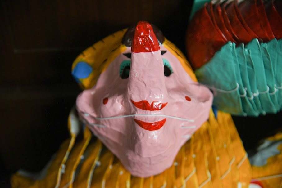 Theo vợ chồng ông Hoà chia sẻ, để làm ra được mặt nạ giấy bồi đầu tiên phải xé giấy thật nhỏ, sau đó lót một lớp giấy trắng vào khuôn xi măng đúc sẵn. Lớp sau được dán chồng lên lớp trước bằng một loại hồ nấu từ bột sắn. Khoảng 5, 6 lớp giấy vụn sẽ cho ra một sản phẩm.