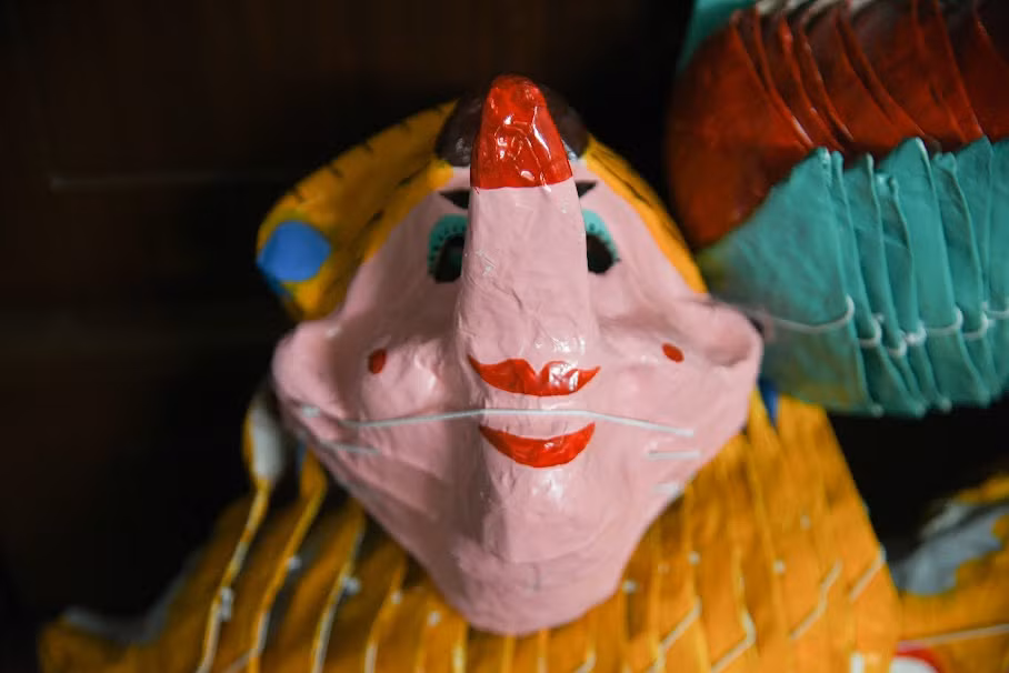 Theo vợ chồng ông Hoà chia sẻ, để làm ra được mặt nạ giấy bồi đầu tiên phải xé giấy thật nhỏ, sau đó lót một lớp giấy trắng vào khuôn xi măng đúc sẵn. Lớp sau được dán chồng lên lớp trước bằng một loại hồ nấu từ bột sắn. Khoảng 5, 6 lớp giấy vụn sẽ cho ra một sản phẩm.