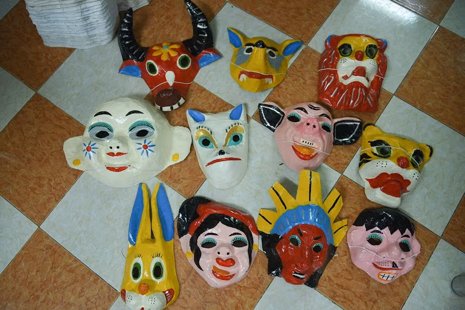 Tại Thủ đô ít người biết vẫn còn một gia đình nghệ nhân trên phố cổ Hà Nội vẫn kiên trì giữ nghề, đó là vợ chồng ông Nguyễn Văn Hòa và bà Đặng Hương Lan là những nghệ nhân, những người còn sót lại từ thời hoàng kim của những chiếc mặt nạ giấy bồi của Hà Nội.