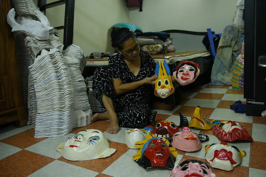 Để làm một chiếc mặt nạ bằng giấy bồi là một quá trình nghệ thuật, trải qua nhiều công đoạn công phu.