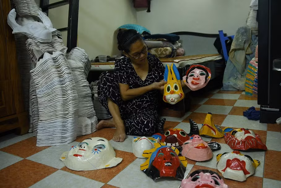 Để làm một chiếc mặt nạ bằng giấy bồi là một quá trình nghệ thuật, trải qua nhiều công đoạn công phu.