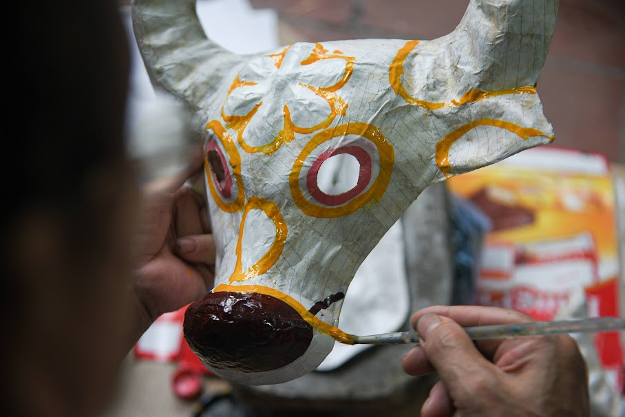 Những chiếc mặt nạ giấy bồi qua bàn tay những người nghệ nhân còn sót lại là tín hiệu vui bởi đồ chơi dân gian vẫn tiếp nối sứ mệnh kết nối, phổ biến và lưu giữ văn hóa truyền thống đến thế hệ tương lai.