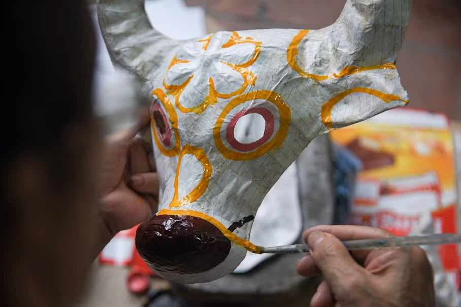 Những chiếc mặt nạ giấy bồi qua bàn tay những người nghệ nhân còn sót lại là tín hiệu vui bởi đồ chơi dân gian vẫn tiếp nối sứ mệnh kết nối, phổ biến và lưu giữ văn hóa truyền thống đến thế hệ tương lai.