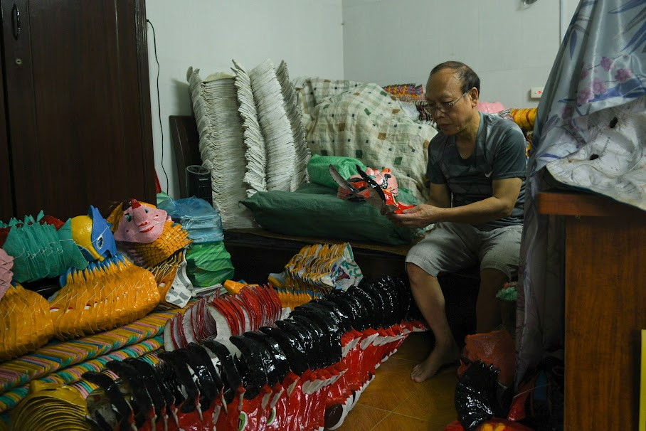 Sau khi tô xong mặt nạ sẽ được mang ra phơi, đợi khô rồi mang ra tô tiếp màu mới. Để giữ được họa tiết mặt nạ hoàn chỉnh những nghệ nhân phải vẽ rồi lại phơi hàng chục lần.