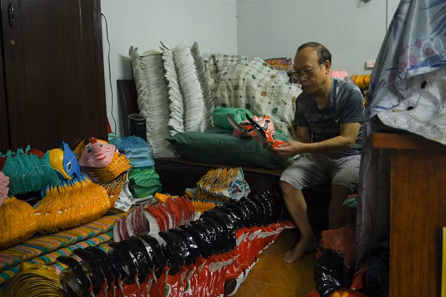 Sau khi tô xong mặt nạ sẽ được mang ra phơi, đợi khô rồi mang ra tô tiếp màu mới. Để giữ được họa tiết mặt nạ hoàn chỉnh những nghệ nhân phải vẽ rồi lại phơi hàng chục lần.