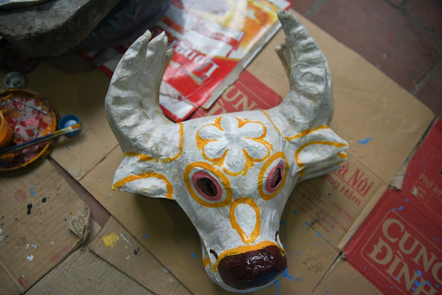 Để mỗi chiếc mặt nạ được đều và đẹp, quá trình tô màu cũng phải chia ra từng công đoạn nhỏ, tô từng màu riêng, mỗi màu lại phải tô đi tô lại nhiều lần.