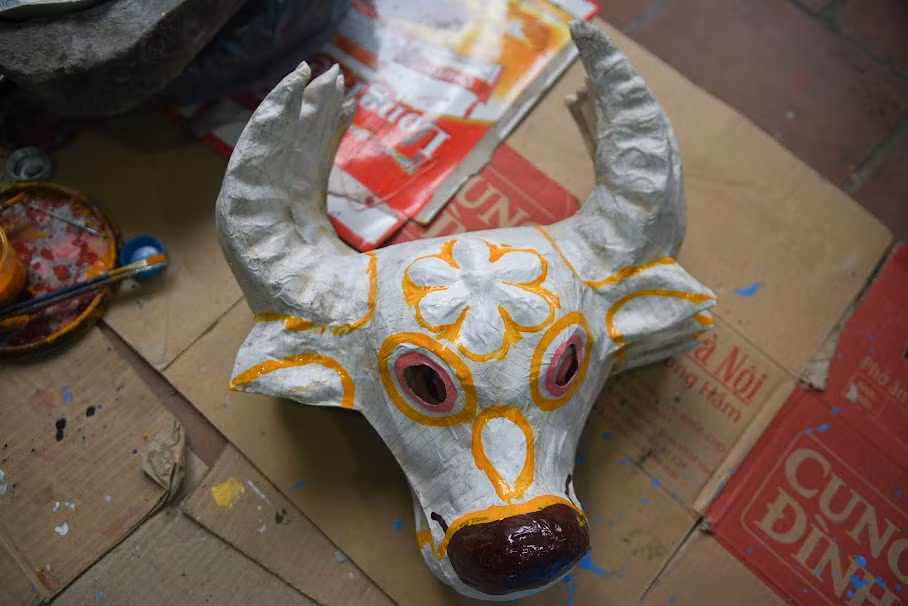 Để mỗi chiếc mặt nạ được đều và đẹp, quá trình tô màu cũng phải chia ra từng công đoạn nhỏ, tô từng màu riêng, mỗi màu lại phải tô đi tô lại nhiều lần.