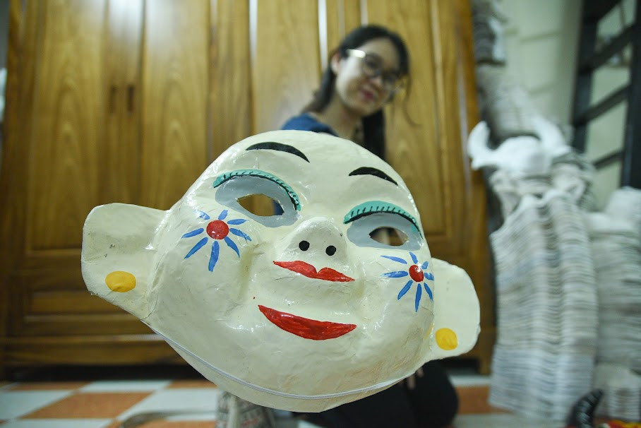 Trước đây, mỗi dịp Tết Trung thu, món đồ chơi này rất phổ biến và thu hút trẻ em Thủ đô. Tuy nhiên đến nay, không còn mấy người gắn bó với nghề này.