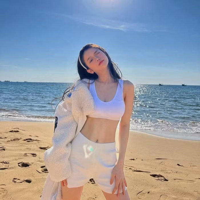 Trên trang cá nhân, mọi hình ảnh của cô luôn được trau chuốt đẹp mắt, từ trang phục, phụ kiện tới layout trang điểm, làm tóc... đều được kết hợp phù hợp.