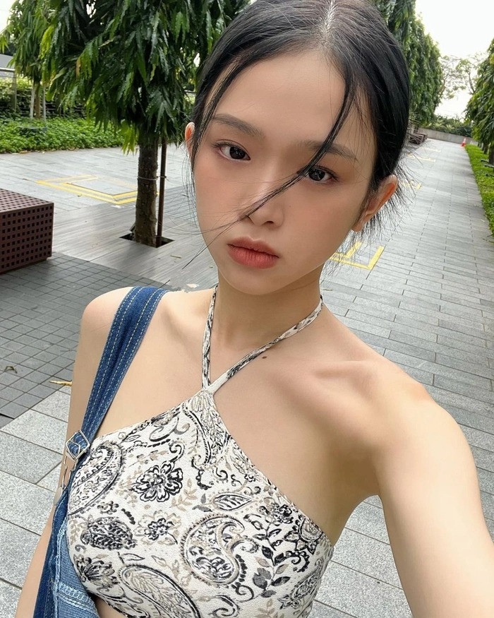 Cô tích cực diện những trang phục khoe vóc dáng thon thả như croptop, bodysuit, váy ngắn.