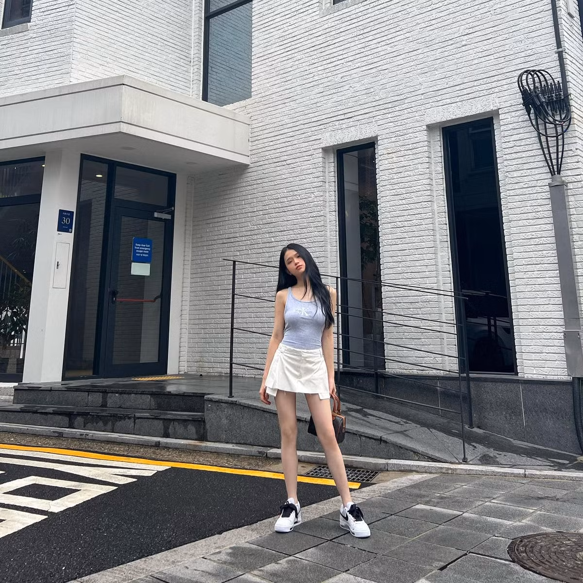 Mặc kiểu áo “gái hư” khoét sâu, Linh Ka khoe dáng nuột nà Mac kieu ao “gai hu” khoet sau, Linh Ka khoe dang nuot na