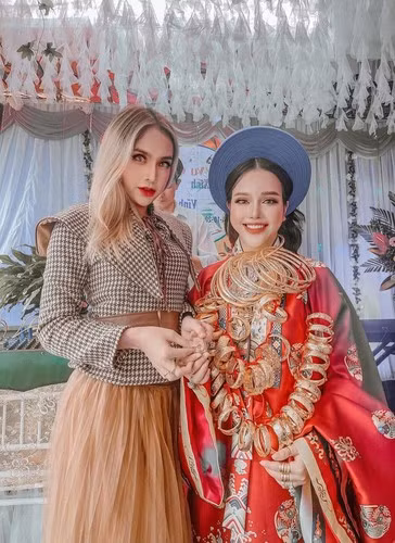 Nhiều người nhanh chóng kéo nhau vào "xin vía" để lấy chồng/vợ giàu sang, đeo vàng trĩu cổ. Một số khác lại suy đoán có lẽ gia đình cô dâu chú rể bán vàng nên mới tặng cho đôi trẻ số lượng lớn trang sức quý giá. Ảnh: Tổng hợp Facebook