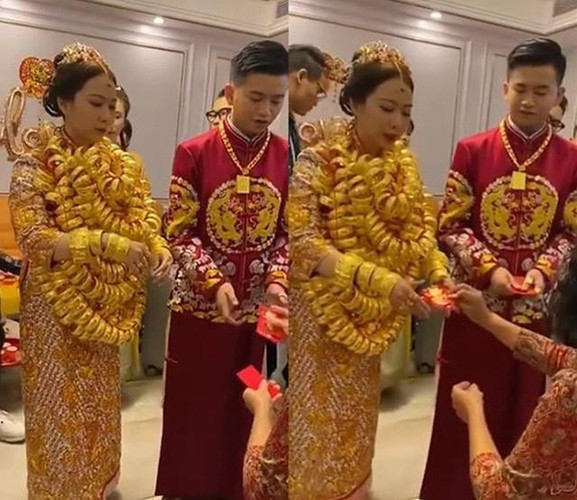 Bên cạnh đó, người xem còn chú ý đến biểu cảm và thần sắc của đôi vợ chồng mới cưới này. Không rõ vì mệt hay choáng váng với việc đeo quá nhiều thứ lên người mà cả cô dâu lẫn chú rể đều không mấy hào hứng với số vàng trên.