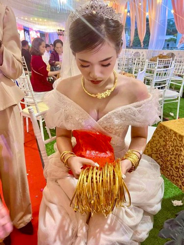 Đồng thời, nhiều người đã vào "xin vía" để có thể mang "gánh nặng trĩu cổ" như cặp đôi này.