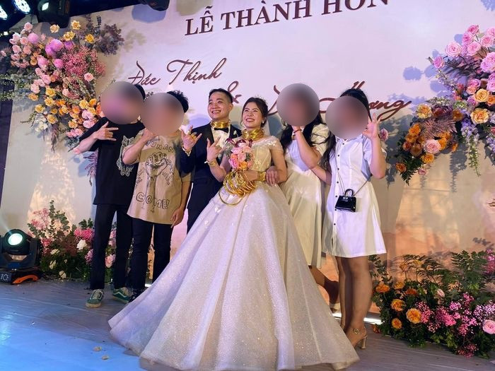 Trong ảnh, cô dâu đeo vàng cưới đầy ắp người, gồm: kiềng vàng, vòng tay, nhẫn.