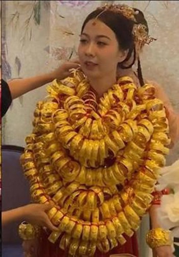 Theo ước tính, toàn bộ số vàng trên người cặp đôi này phải lên đến hàng chục cây vàng.