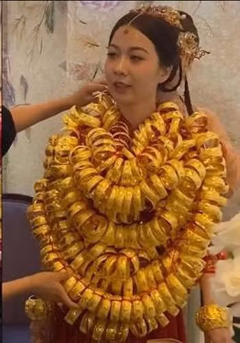 Theo ước tính, toàn bộ số vàng trên người cặp đôi này phải lên đến hàng chục cây vàng.