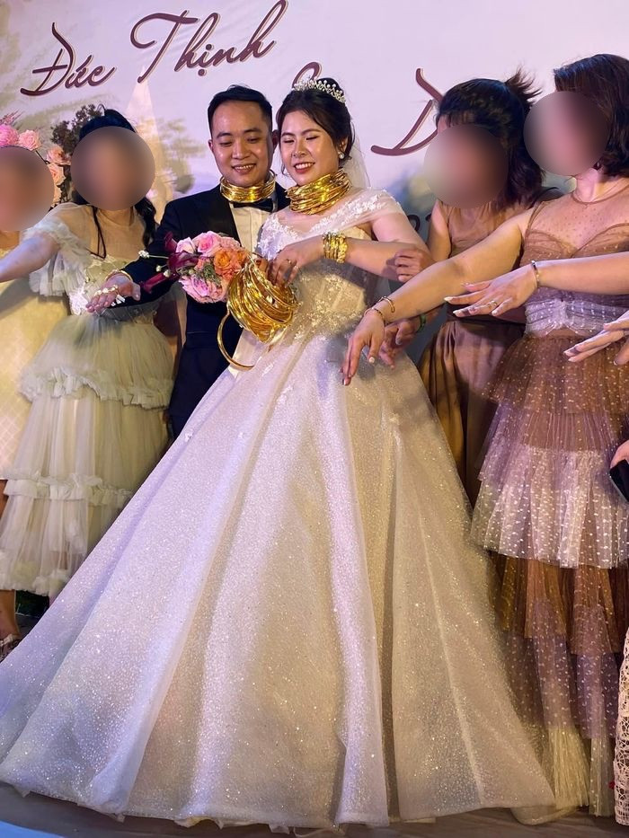 Cả cô dâu lẫn chú rể đã chia nhau ra đeo số vàng cưới; từ cổ, cổ tay đến ngón tay đều được "dát vàng".