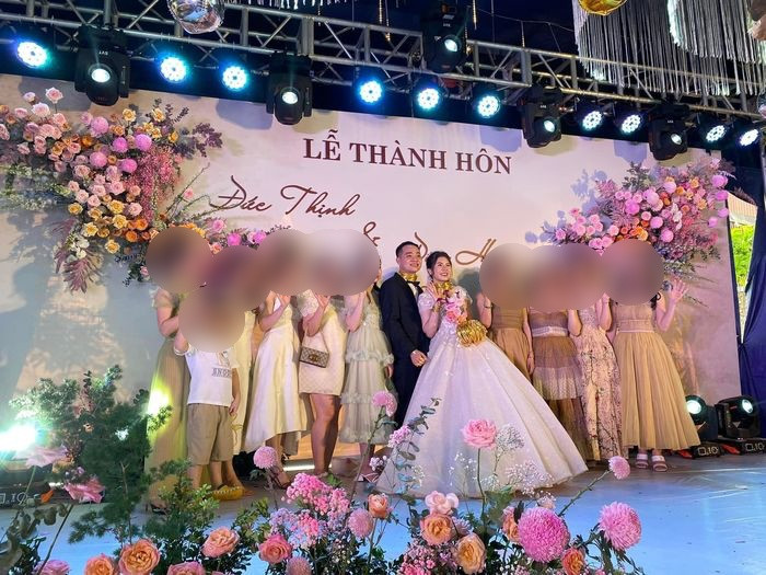 Chưa hết, đến khi trên người không còn chỗ trống để đeo thêm thế nên buộc cô dâu và chú rể phải "xách tay" một "khúc" vòng vàng nặng trĩu. Nhìn cô dâu cầm hơn 20 chiếc kiềng cổ trên tay khiến người xem phải "lóa mắt".