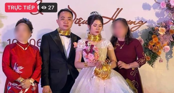 Được biết hình ảnh cô dâu đeo vàng đầy người này trong một đám cưới ở Bắc Ninh. Hiện tại, thông tin về đám cưới này đang được nhiều người quan tâm.