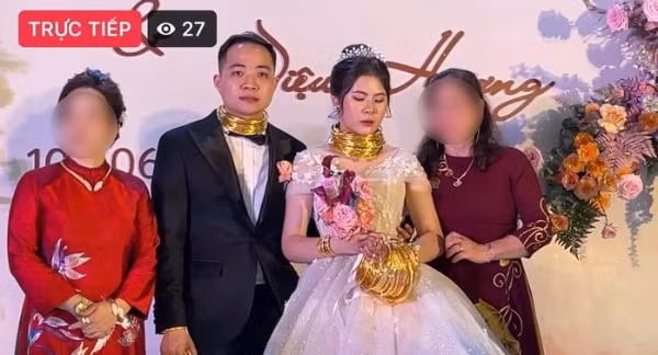 Được biết hình ảnh cô dâu đeo vàng đầy người này trong một đám cưới ở Bắc Ninh. Hiện tại, thông tin về đám cưới này đang được nhiều người quan tâm.