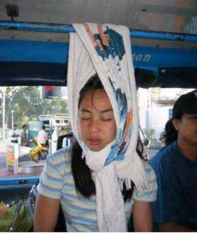 Hãi hùng với kiểu ngủ chống say xe của cô gái trên. Nhiều người còn tá hỏa tưởng cô bạn này treo cổ.