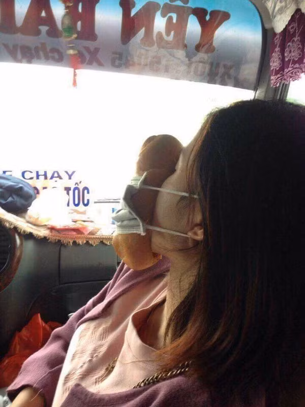 Ngoài việc sử dụng thuốc uống, cao dán huyệt, nhiều người bị say xe còn nghĩ ra cách ngửi bánh mì để cho đỡ say xe. Không chỉ ngửi 1 mẩu là là ngửi nguyên 1 chiếc.