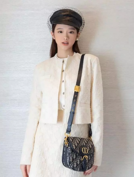 Dior Bobby với giá 87 triệu đồng cũng có mặt trong bộ sưu tập túi hiệu của cô nàng 10X từ lâu.