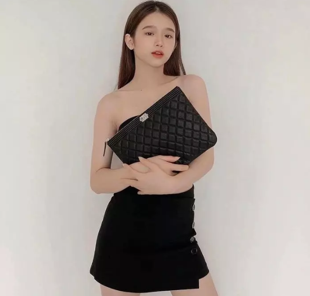 Linh Ka - "hot girl thị phi" sinh năm 2000 từng được báo giới nhắc đến rất nhiều bởi những phát ngôn và hành động bất chấp lấn sân vào showbiz của mình.