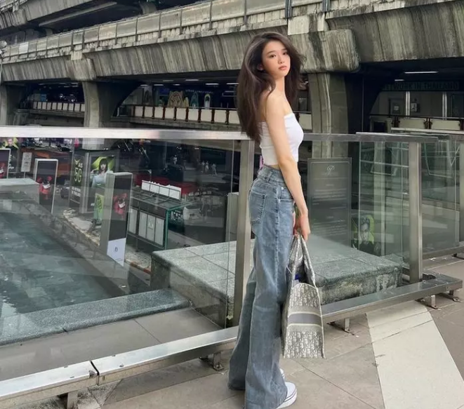 Trên trang cá nhân hot girl thường xuyên đăng ảnh check in nơi sang chảnh, kèm theo đó là phong cách mặc đồ kết hợp túi hiệu sang trọng và trưởng thành hơn.