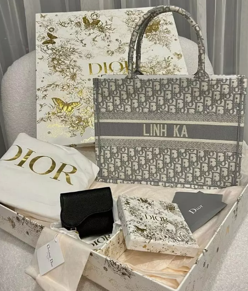 Vừa đón sinh nhật tuổi 20, Linh Ka lại khiến netizen không khỏi bất ngờ với bộ sưu tập túi hiệu mà cô đang sở hữu.