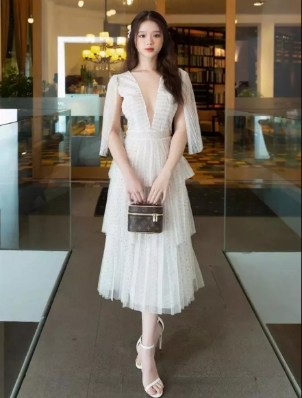 Ngoài Dior, Linh Ka còn sở hữu các chiếc túi thời trang đến từ các thương hiệu xa xỉ khác như: Gucci, Louis Vuitton, Prada,...