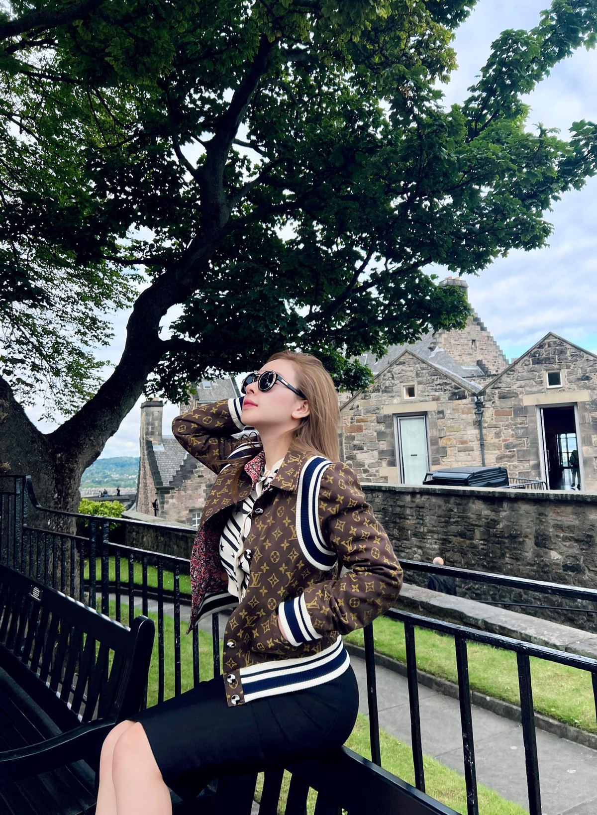 Hot girl Hà thành có thú chơi hàng hiệu xa xỉ với nhiều phụ kiện đắt đỏ. Ảnh: FBNV