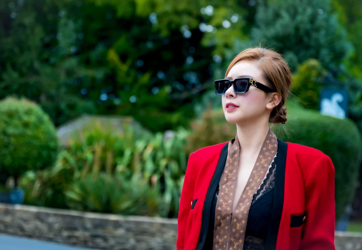 Không chỉ có niềm đam mê với những chiếc túi đắt đỏ, Phương Bora còn sở hữu nhiều thiết kế đến từ các nhà mốt danh tiếng như Louis Vuitton, Versace, Dior,...