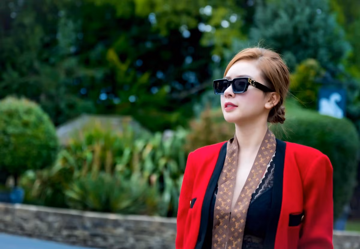 Không chỉ có niềm đam mê với những chiếc túi đắt đỏ, Phương Bora còn sở hữu nhiều thiết kế đến từ các nhà mốt danh tiếng như Louis Vuitton, Versace, Dior,...