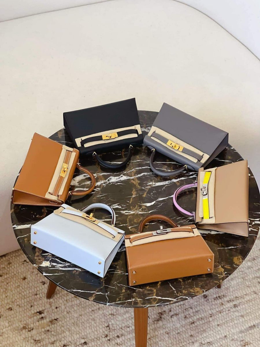 Ngoài ra gái xinh này còn kể về lần suýt bị mất túi hiệu khiến nhiều người choáng váng: "chiếc túi đặc biệt nhất mà tôi đang có chắc hẳn là túi Hermes. Bởi, tôi đeo chiếc túi khi vào Sài Gòn và suýt bị giật. Trong túi không có nhiều tiền nhưng chiếc túi lại vô cùng giá trị đối với tôi. Đó là một kỷ niệm đáng nhớ".