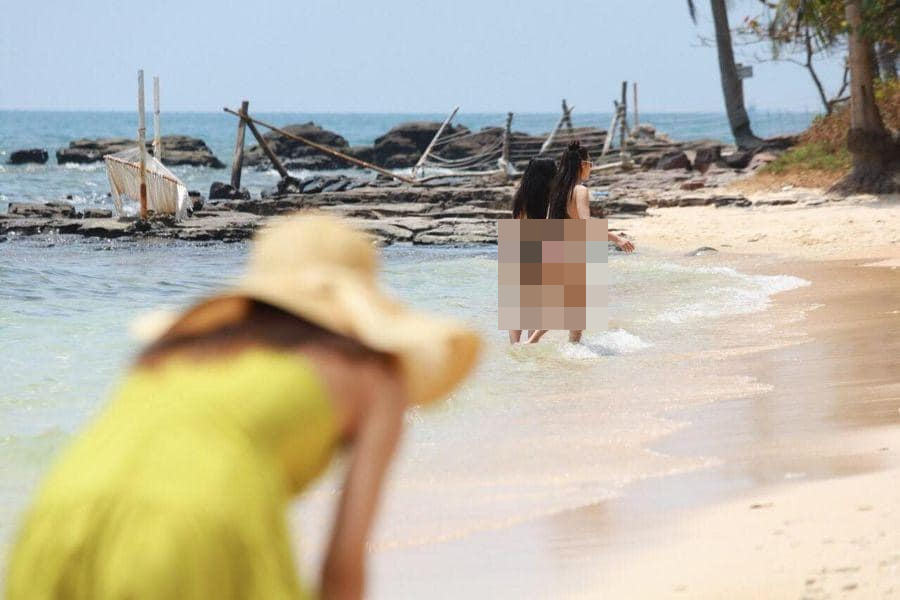 Chẳng là muốn có được bức ảnh đẹp ở biển, cô nàng đã nhờ bạn trai chụp ảnh, thế nhưng khi nhận sản phẩm về thì hoàn toàn thất vọng. Ảnh: Rooty Trip Phú Quốc