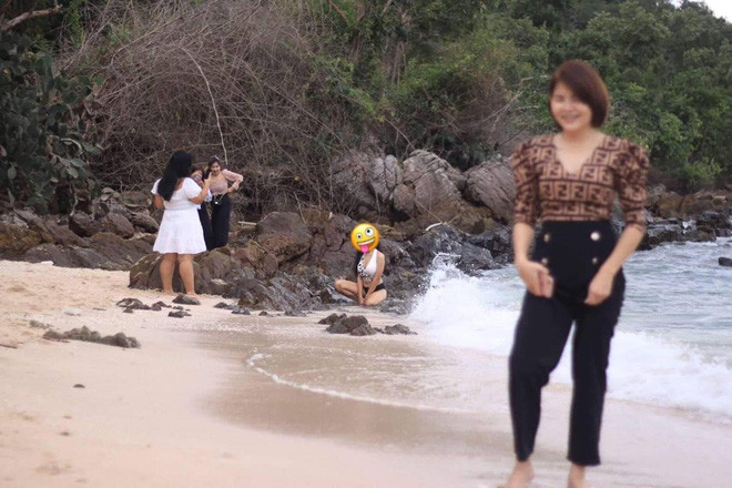 Người yêu thì bị mờ nhưng anh chàng chụp ảnh không có tâm lại khá đỉnh trong việc lấy nét cô gái xa lạ phía sau đang diện trang phục đi biển quyến rũ.