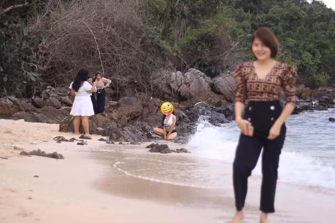 Người yêu thì bị mờ nhưng anh chàng chụp ảnh không có tâm lại khá đỉnh trong việc lấy nét cô gái xa lạ phía sau đang diện trang phục đi biển quyến rũ.