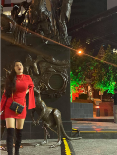 Nhiệt tình tạo dáng thế này mà không một bức ảnh nào rõ mặt, cô gái thực sự rơi vào tình cảnh "dở khóc dở cười". Ảnh: Tổng hợp