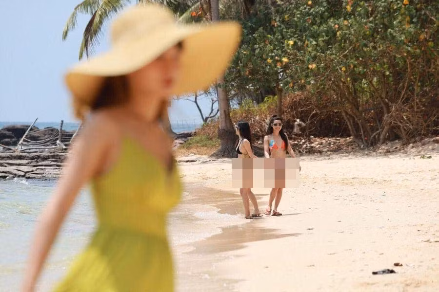 Tuy nhiên, với cô gái này không phải lúc nào cũng may mắn khi nhờ người yêu chụp ảnh mặc dù cô nàng tạo dáng rất nhiệt tình trước ống kính. Ảnh: Rooty Trip Phú Quốc