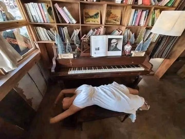 Không ngại lăn xả để có bộ ảnh để đời, 9X bất chấp nằm vạ vật ở ghế, bụi rậm, bậc thang đi lại...