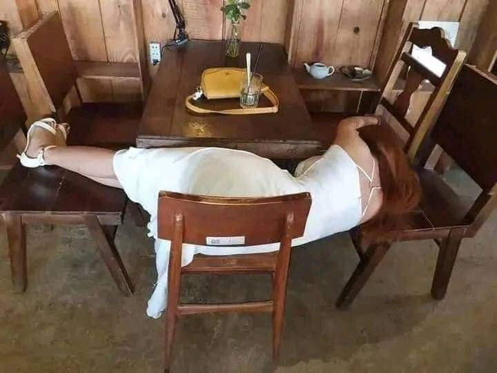 Đặc biệt nhiều bình luận còn cho rằng cô đang tự chụp ảnh dìm mình và tạo dáng rất xấu nhưng cô nàng vẫn toát lên được sự quyến rũ của body.