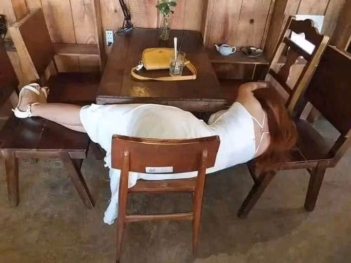 Đặc biệt nhiều bình luận còn cho rằng cô đang tự chụp ảnh dìm mình và tạo dáng rất xấu nhưng cô nàng vẫn toát lên được sự quyến rũ của body.