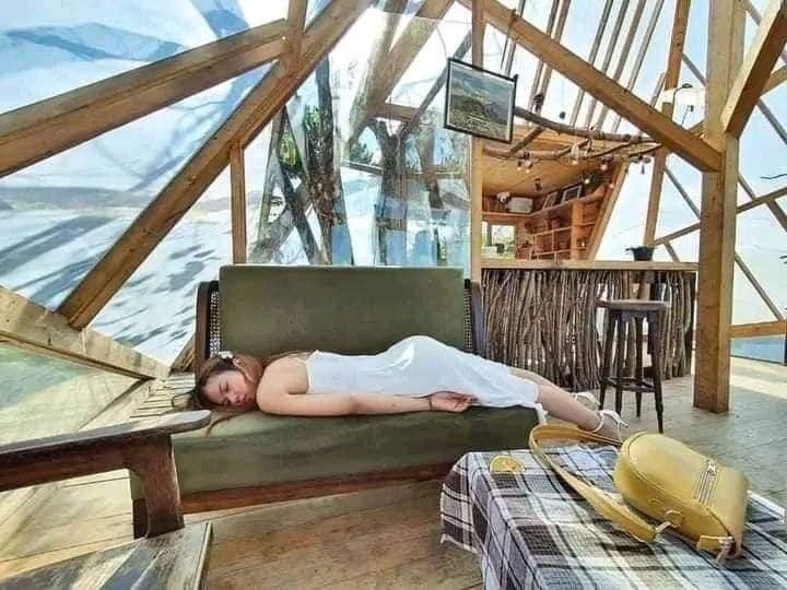 Cũng đi du lịch và chụp ảnh như ai nhưng bộ ảnh độc lạ của cô gái này lại làm mưa làm gió trên mạng xã hội là do cách tạo dáng độc và lạ.