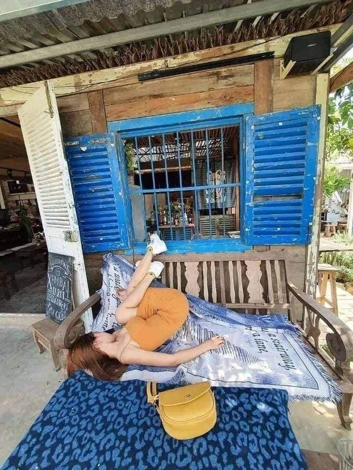 Xuất hiện ở địa điểm check in nổi tiếng nào cô gái cũng thể hiện đúng 1 bộ mặt mệt mỏi, ngủ say như chết của mình.