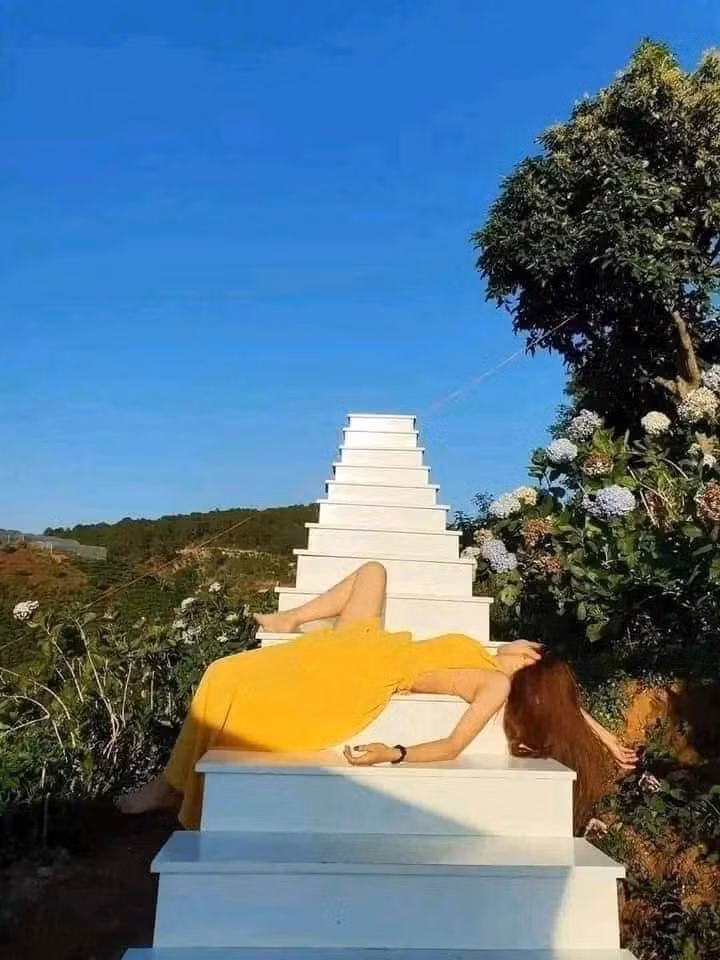 Xuất hiện ở bất kỳ điểm nào, cô cũng... lăn ra ngủ say sưa. Dáng ngủ còn có phần hơi thô như chính cô gái khi nằm ở nhà.