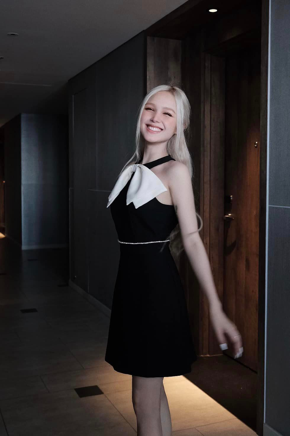 Trước nghi vấn của mọi người, nàng hot girl Sài thành ngay sau đó đã lên tiếng đính chính. "Do đợt đi côn đảo ăn dữ quá nên nhìn giống có bầu thui. Khi nào có bầu tui thông báo cho mà nghe", cô cho hay.